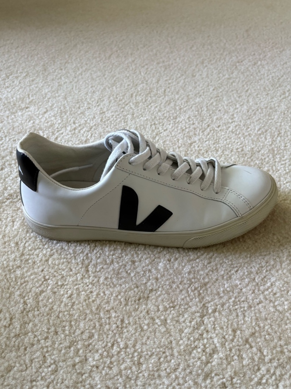 Veja Women’s Esplar Rubber-Trimmed Leather Sneakers. Size 9. - Picture 8 of 11